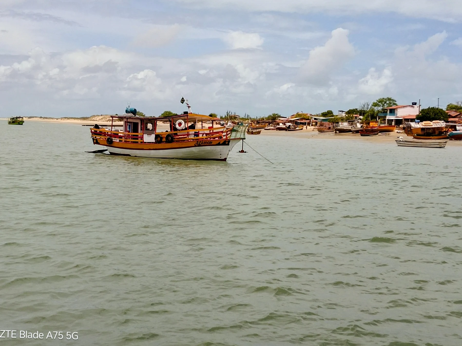 Barcos de colores junto a la costa, foto de Jess