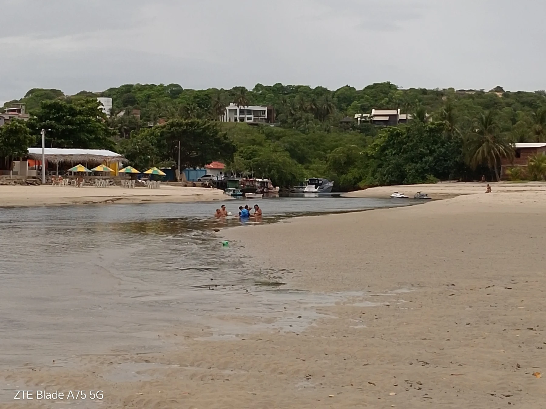 Agua, arena y vegetación en un rincón de Brasil, foto de Jess