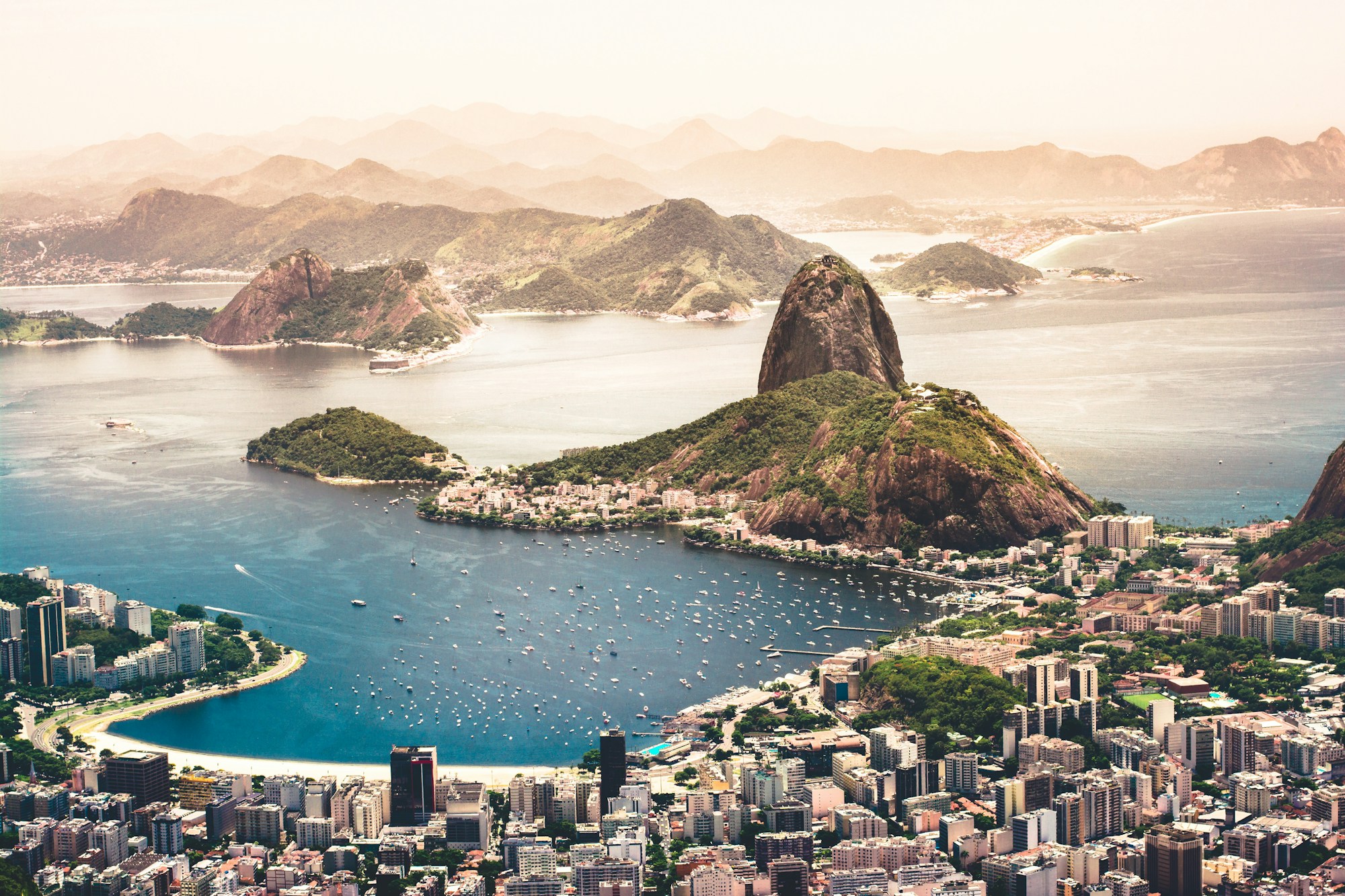 Paisaje de Río de Janeiro entre montañas y mar