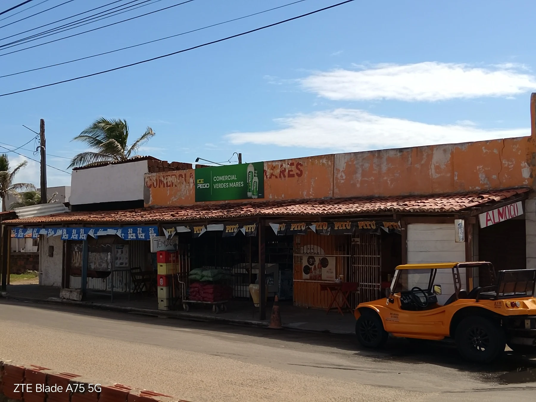Comercios locales y buggy amarillo, foto de Jess